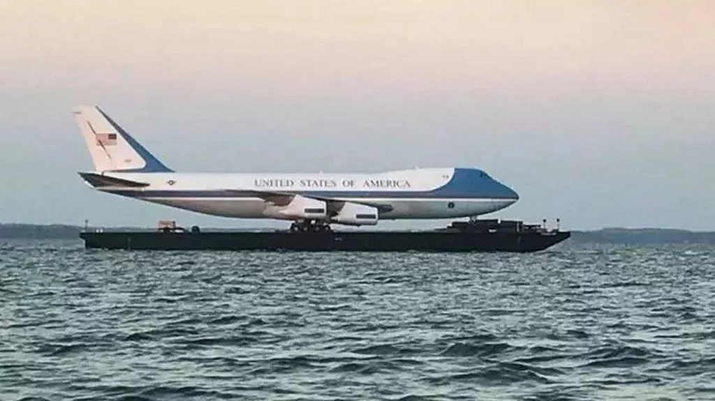 Air Force One wybrał się w podróż po wodach Oceanu Atlantyckiego