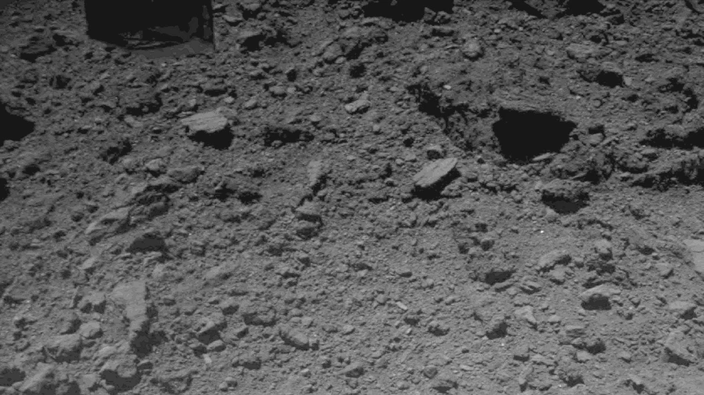 Łaziki przesyłają dane o planetoidzie Ryugu. Obiekt zaskoczył astronomów