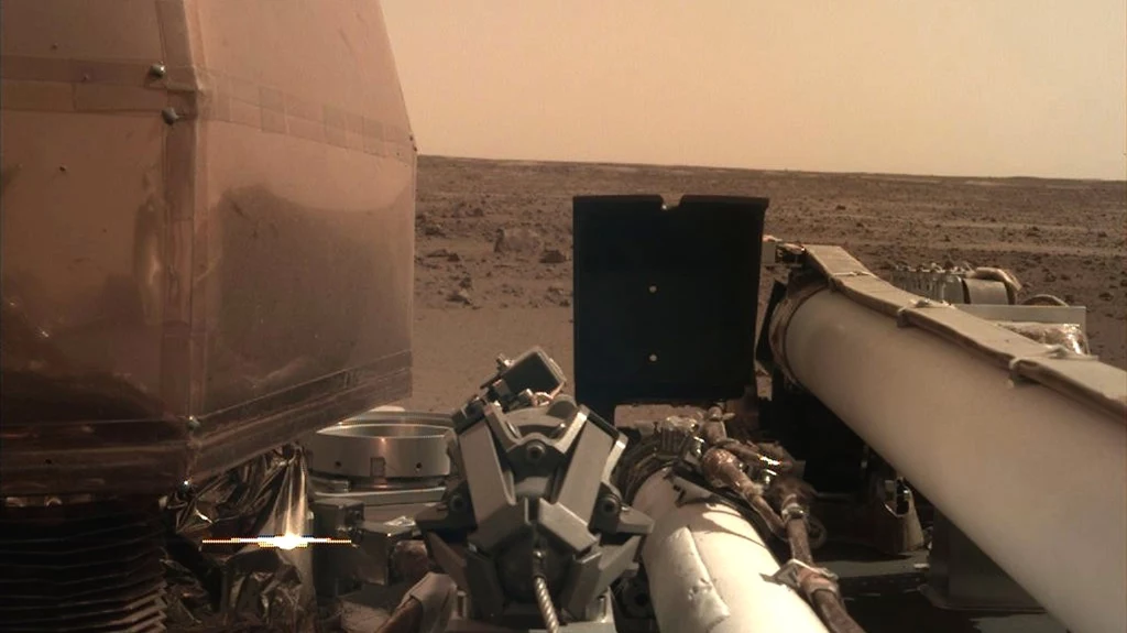 Sonda InSight wysłała na Ziemię nowe zdjęcie powierzchni Marsa