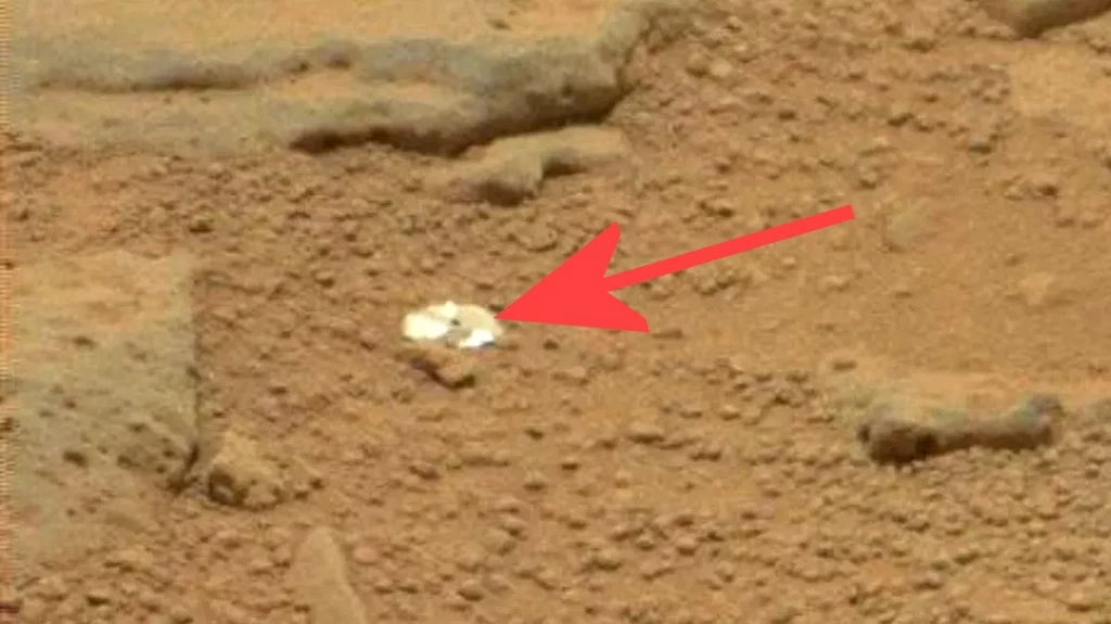 Łazik Curiosity odkrył na powierzchni Marsa tajemniczą, błyszczącą skałę