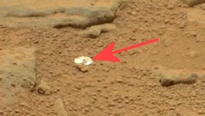 Łazik Curiosity odkrył na powierzchni Marsa tajemniczą, błyszczącą skałę