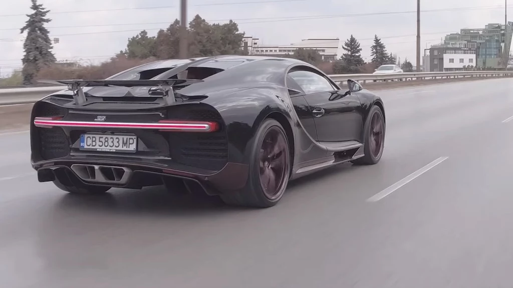 Zobacz, jak hipersamochód Bugatti Chiron rozpędza się na torze do 418 km/h