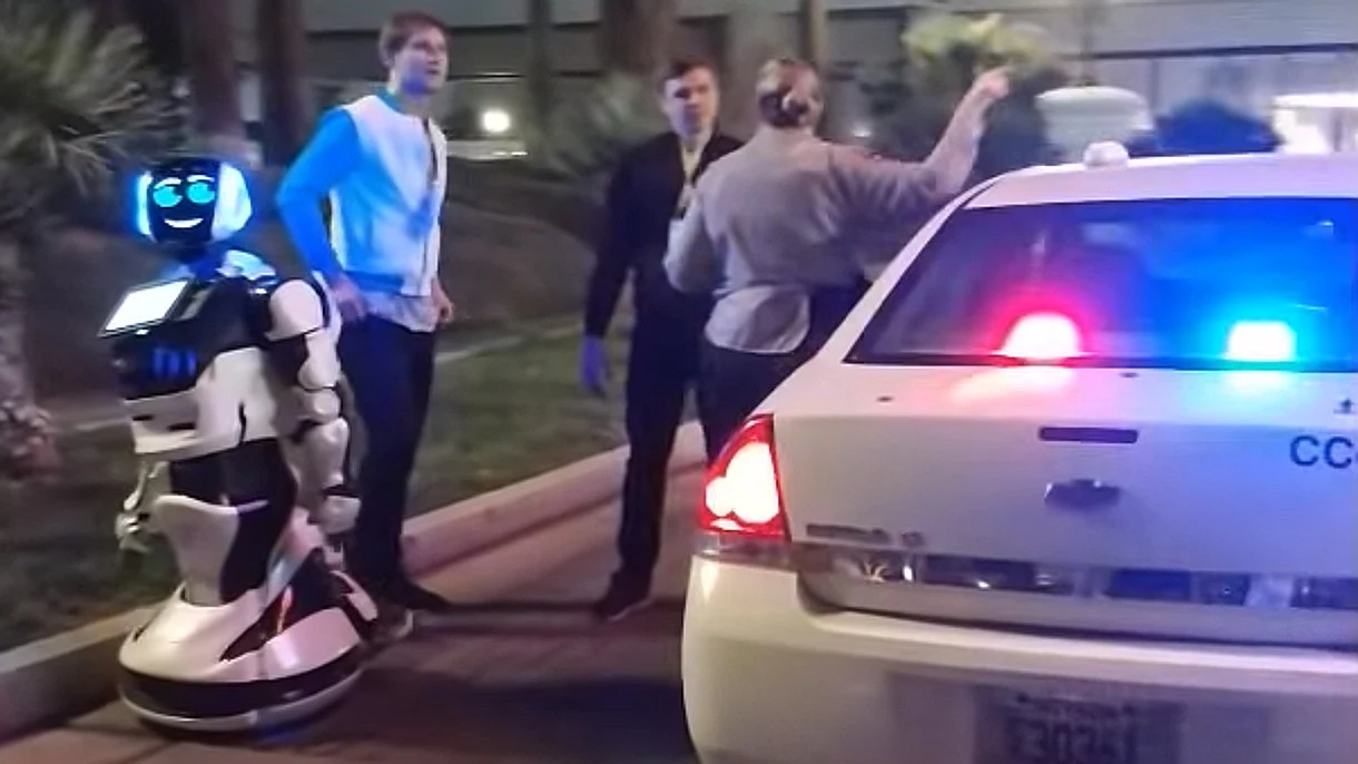 Wojny robotów ze sztuczną inteligencją stały się faktem. Tesla potrąciła robota Wojny robotów ze sztuczną inteligencją stały się faktem. Tesla potrąciła robota