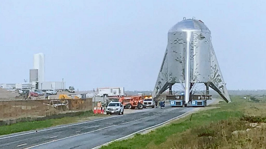 Zobaczcie, jak Starhopper od SpaceX został przeniesiony na platformę startową