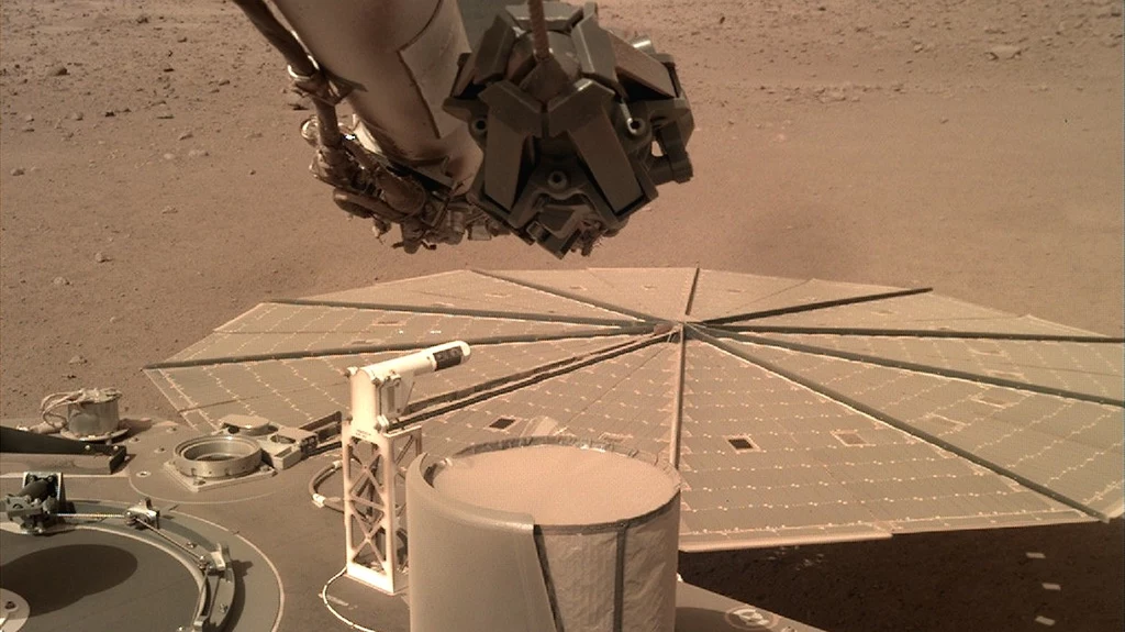 Panele solarne marsjańskiej sondy InSight niepokojąco szybko pokryły się pyłem