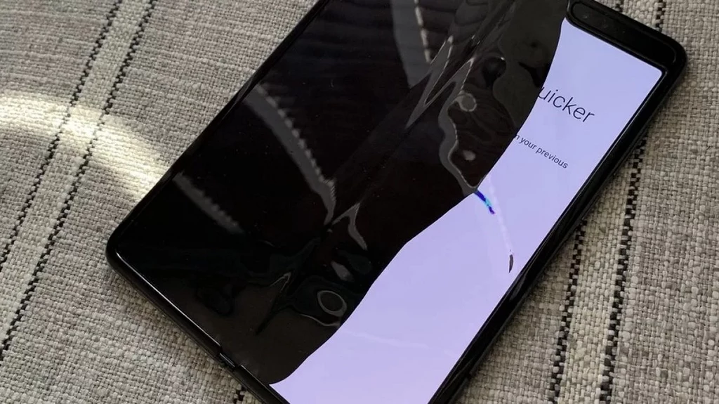 Samsung Galaxy Fold to porażka. „Wyświetlacz łamie się po jednym dniu”