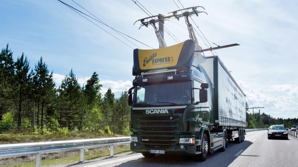 Ruszył pierwszy odcinek elektrycznej autostrady dla samochodów ciężarowych