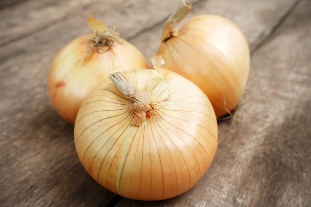 Syrop z cebuli przyrządzisz zarówno z żółtej, białej, jak i czerwonej cebuli