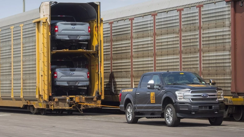 Zobaczcie, jak prototyp elektrycznego Forda F-150 ciągnie kosmiczne 566 ton