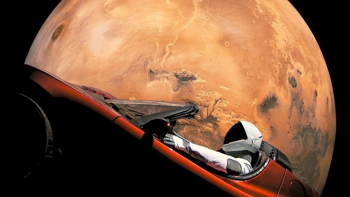 Starman zaliczył już w swoim czerwonym Roadsterze pełną orbitę wokół Słońca Starman zaliczył już w swoim czerwonym Roadsterze pełną orbitę wokół Słońca