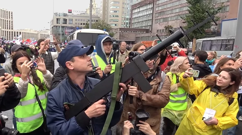 Rosyjska policja przechwytuje drona futurystyczną bronią w trakcie protestu