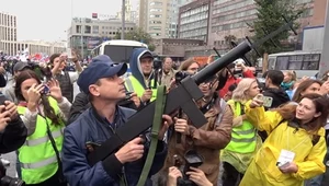 Rosyjska policja przechwytuje drona futurystyczną bronią w trakcie protestu