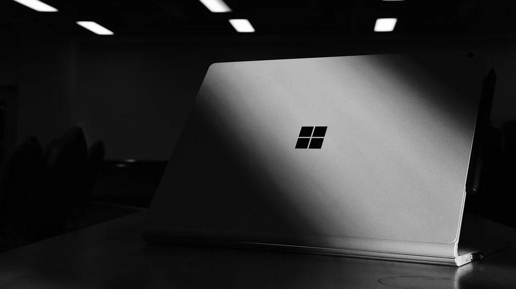 Microsoft patentuje innowacyjny składany wyświetlacz z cieczą w zawiasie