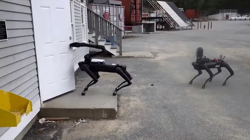 Robot SpotMini od Boston Dynamics pojawił się w szeregach policji (film)