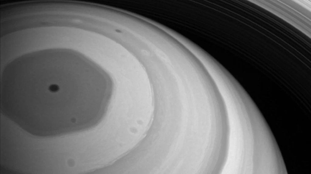 Sonda Cassini ukazała nam z bardzo bliska tajemniczy heksagon na Saturnie