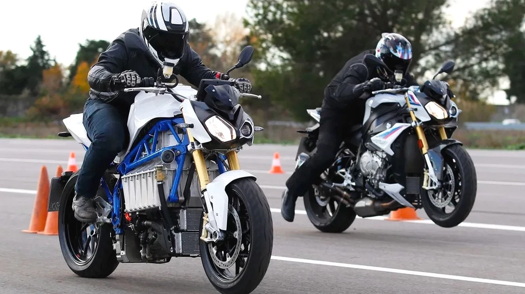 BMW pokazało wyścig swojego elektrycznego i spalinowego motocykla (film)