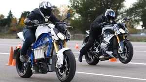 BMW pokazało wyścig swojego elektrycznego i spalinowego motocykla (film)