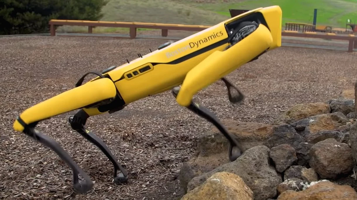 Zobaczcie, jak Adam Savage testuje robo-psa SpotMini od Boston Dynamics Zobaczcie, jak Adam Savage testuje robo-psa SpotMini od Boston Dynamics