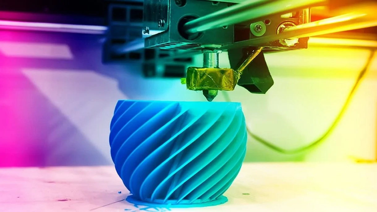 Drukarki 3D pomagają walczyć w szpitalach o życie chorych na CoVID-19 Drukarki 3D pomagają walczyć w szpitalach o życie chorych na CoVID-19