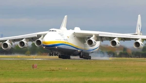 Antonow An-225 Mrija, największy samolot świata wylądował w Warszawie [FILM]