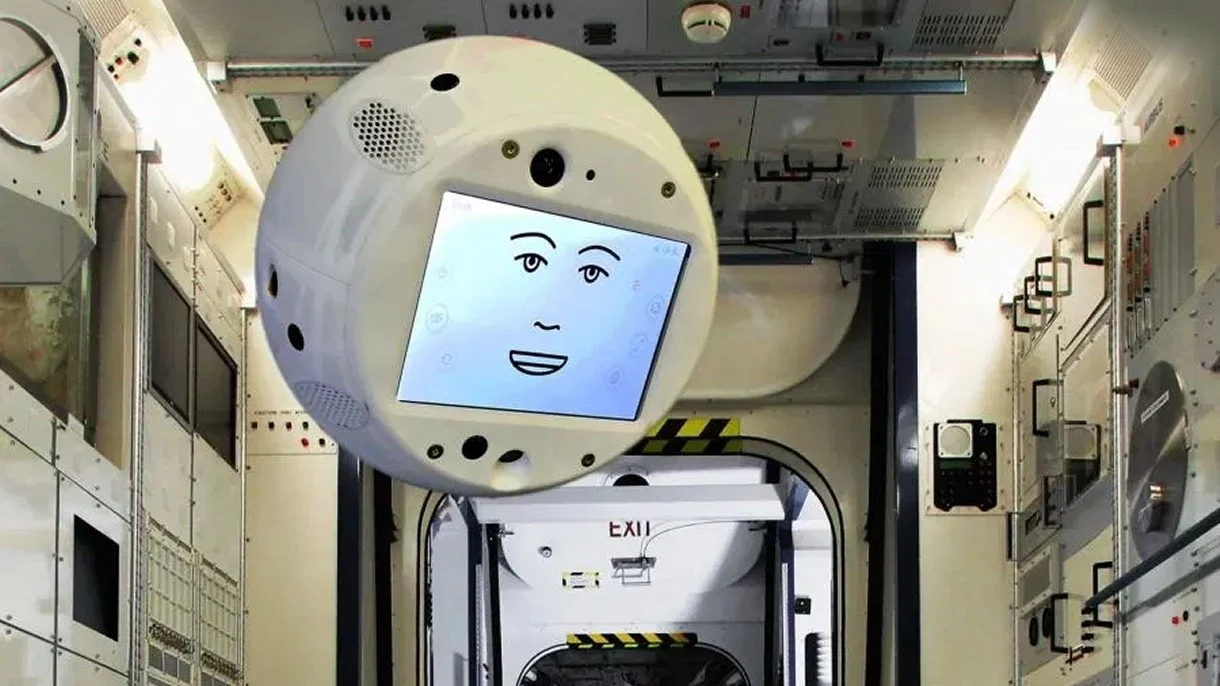 Astronauci są bardzo zadowoleni z towarzyszącego im astrobota o nazwie CIMON Astronauci są bardzo zadowoleni z towarzyszącego im astrobota o nazwie CIMON