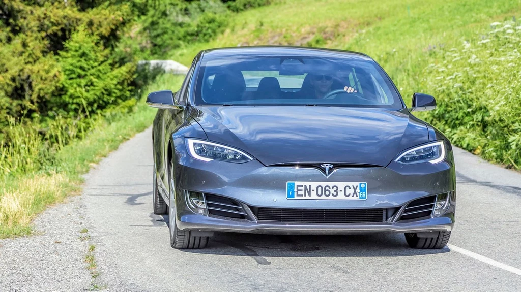 Model S zachwyca osiągami po aktualizacji. Teraz od 0 do 100 km/h w 2,3 sekundy