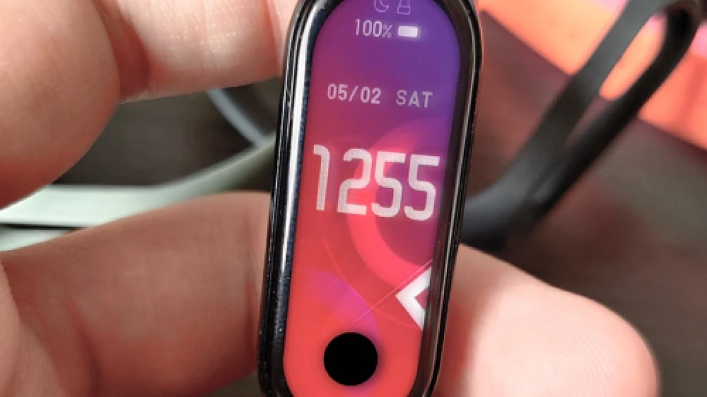 Wyciekły pierwsze zdjęcia opaski Mi Band 5. Pojawi się w niej kamerka