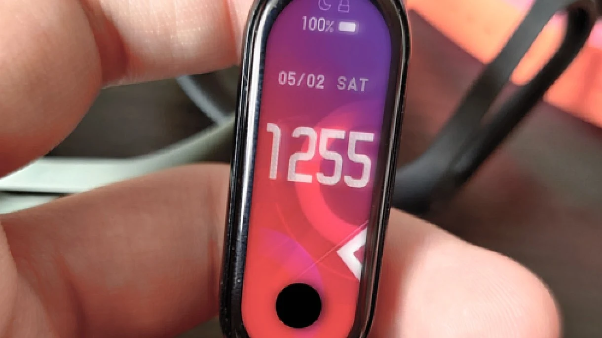 Wyciekły pierwsze zdjęcia opaski Mi Band 5. Pojawi się w niej kamerka Wyciekły pierwsze zdjęcia opaski Mi Band 5. Pojawi się w niej kamerka