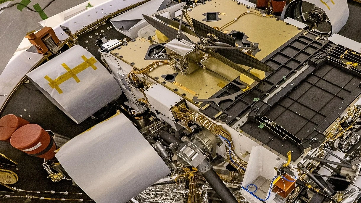 NASA zaprezentowała łazik i dron, które są już gotowe do wysyłki na Marsa NASA zaprezentowała łazik i dron, które są już gotowe do wysyłki na Marsa