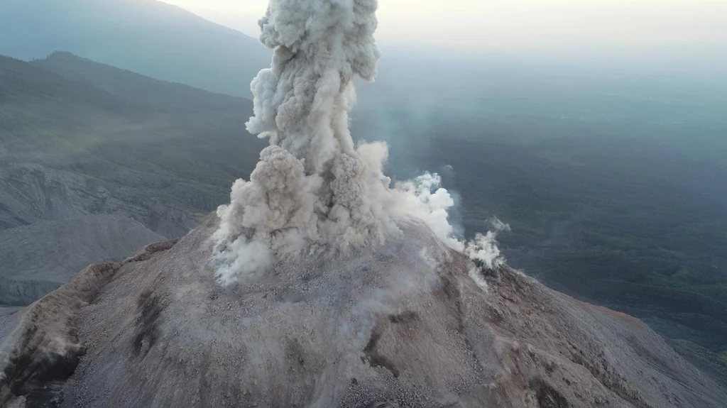 Jak bezpiecznie zbadać erupcję wulkanu? Najlepiej za pomocą dronów