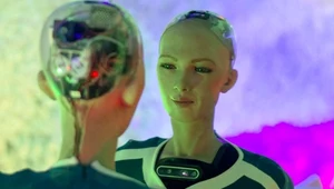 Sophia, najbardziej inteligentny robot na świecie, podziwia piękno przyrody [FILM]