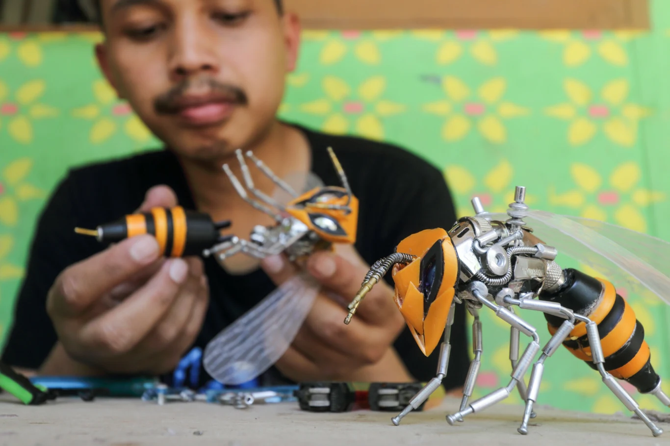 Yusuf z Indonezji tworzy roboty-owady z odpadów