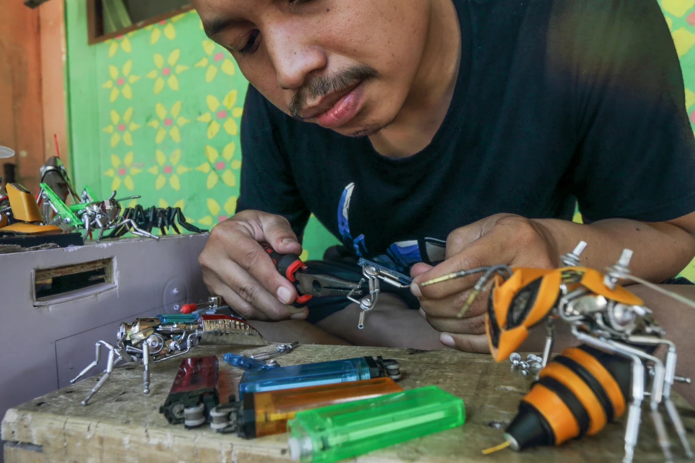 Yusuf z Indonezji tworzy roboty-owady z odpadów