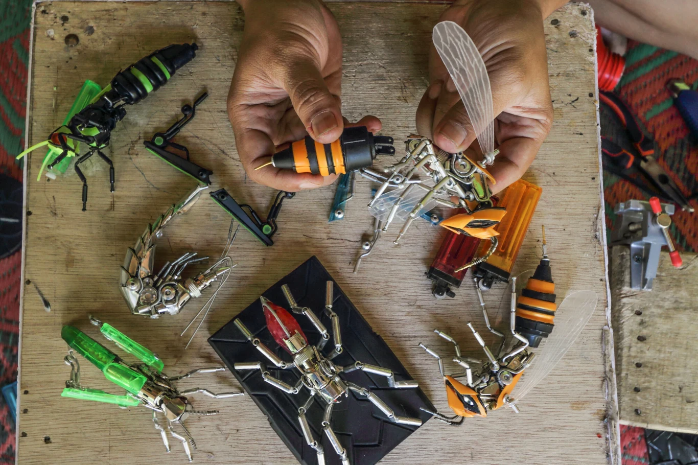 Yusuf z Indonezji tworzy roboty-owady z odpadów