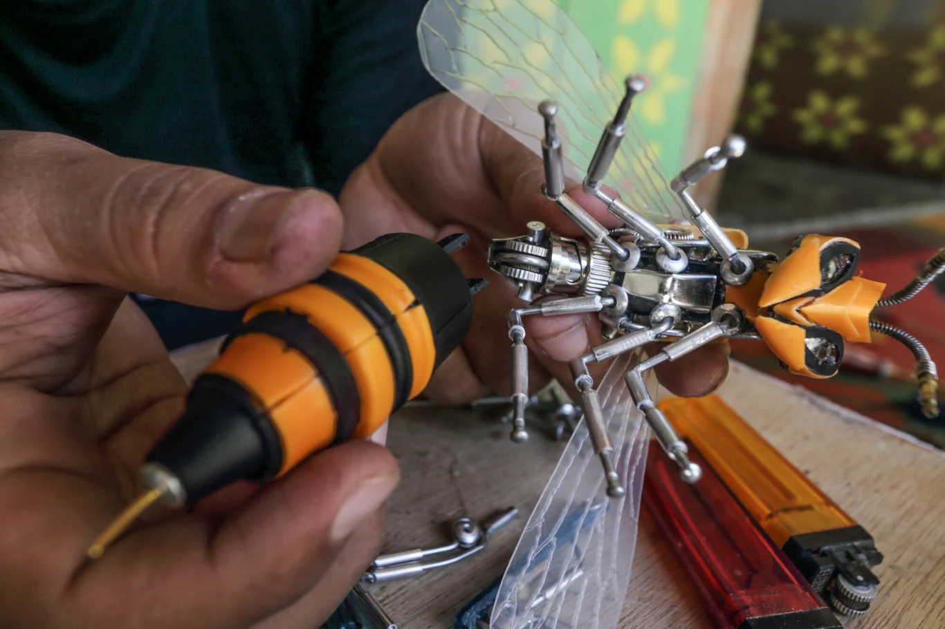 Yusuf z Indonezji tworzy roboty-owady z odpadów