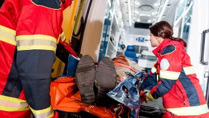 51-letnia kobieta trafiła w poniedziałek do szpitala z podejrzeniem pęknięcia kości barkowej i wstrząśnienia mózgu 