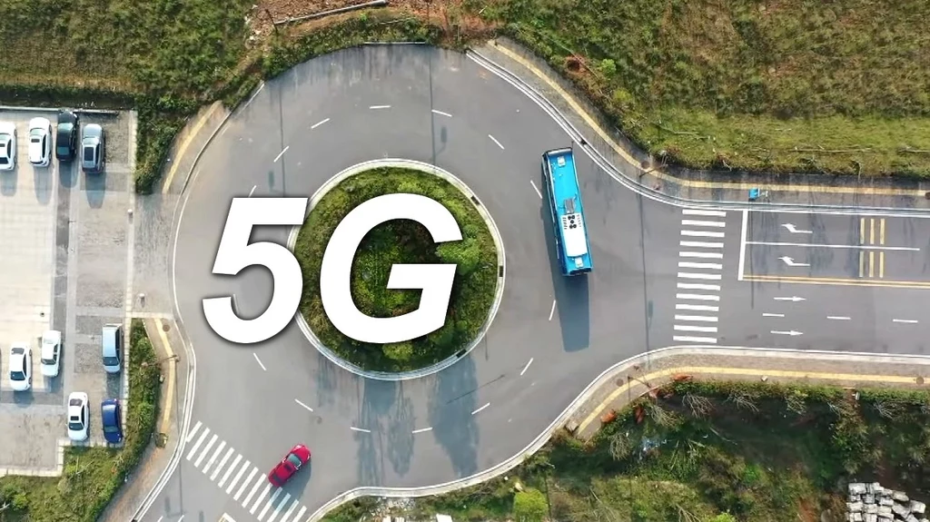 Autonomiczny autobus jeździ już po chińskim mieście, dzięki sieci 5G [FILM]