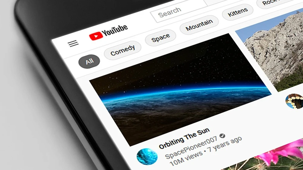 Jak wyłączyć YouTube Shorts? Jedna opcja i krótkie filmiki znikają Aplikacja YouTube na ekranie telefonu.