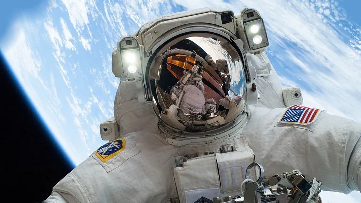 ESA przegrywa z księżycowym pyłem. Trwają poszukiwania materiału na skafandry kosmiczne ESA przegrywa z księżycowym pyłem. Trwają poszukiwania materiału na skafandry kosmiczne