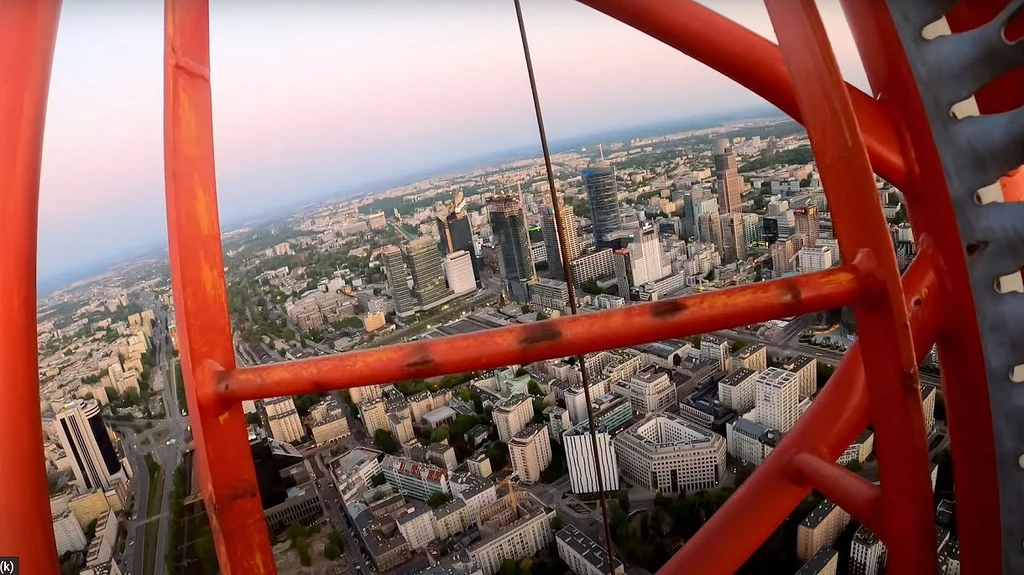 Ktoś wspiął się na Varso Tower, najwyższy budynek w Polsce, i pokazał panoramę Warszawy [FILM]