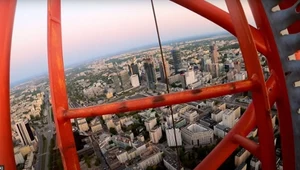 Ktoś wspiął się na Varso Tower, najwyższy budynek w Polsce, i pokazał panoramę Warszawy [FILM]