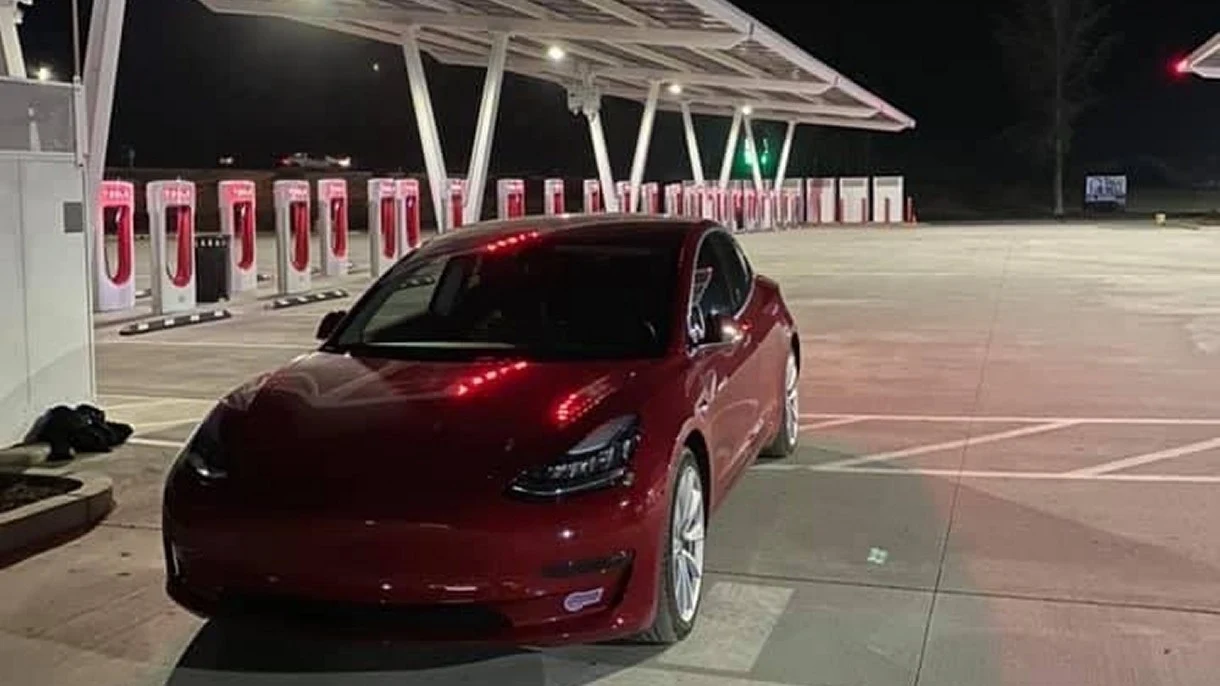 Tak wygląda największa na świecie stacja ładowania Supercharger dla Tesli Tak wygląda największa na świecie stacja ładowania Supercharger dla Tesli