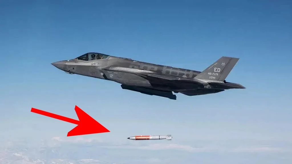 Zobacz, jak myśliwiec F-35 pierwszy raz zrzuca bombę atomową nowej generacji [FILM]