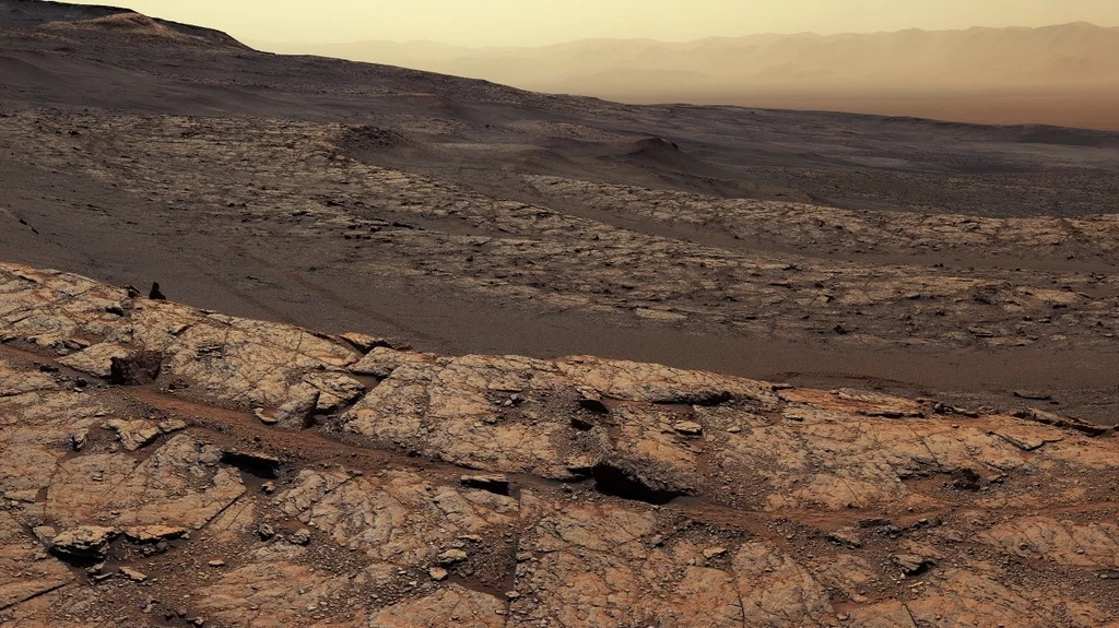 Koniecznie zobaczcie tę przepiękną panoramę marsjańskich gór wykonaną przez łazika Curiosity