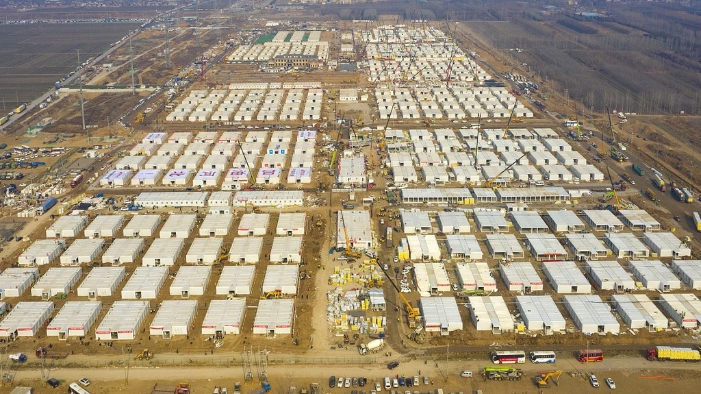 W Chinach już gotowe tysiące izolatek dla zakażonych CoVID-19. „W oknach kraty”