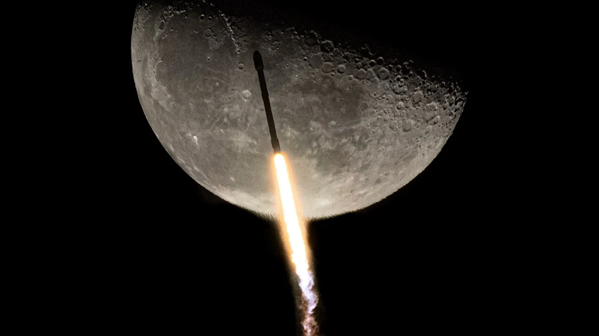 Zobacz, jak pięknie wyglądał start rakiety SpaceX z satelitami kosmicznego Internetu Zobacz, jak pięknie wyglądał start rakiety SpaceX z satelitami kosmicznego Internetu