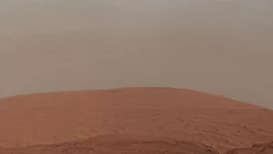 Łazik Curiosity wysłał na Ziemię nowe zdjęcie. Widać na nim niebo, chmury i...