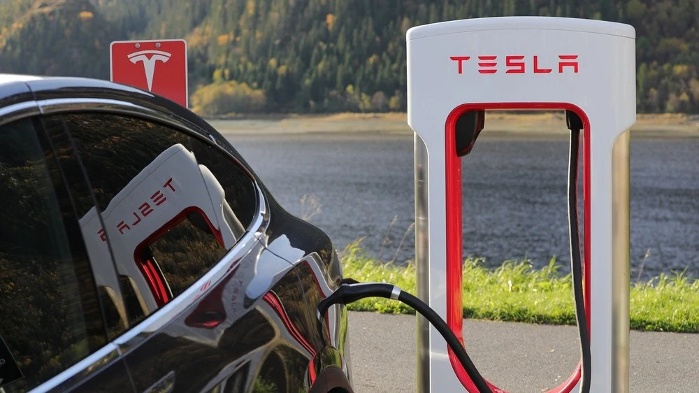 Dwie ofiary śmiertelne i nikogo za kółkiem - Tesla znowu ma kłopoty Dwie ofiary śmiertelne i nikogo za kółkiem - Tesla znowu ma kłopoty