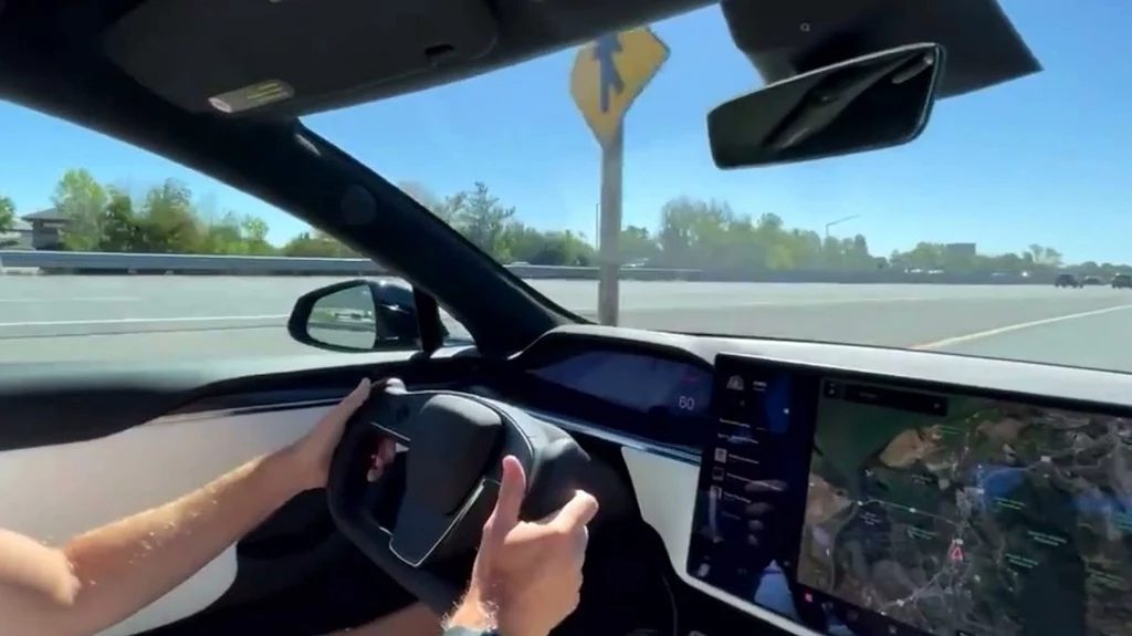 Zobacz, jak rodzinna Tesla Model S Plaid miażdży na torze McLarena P1 [WIDEO]