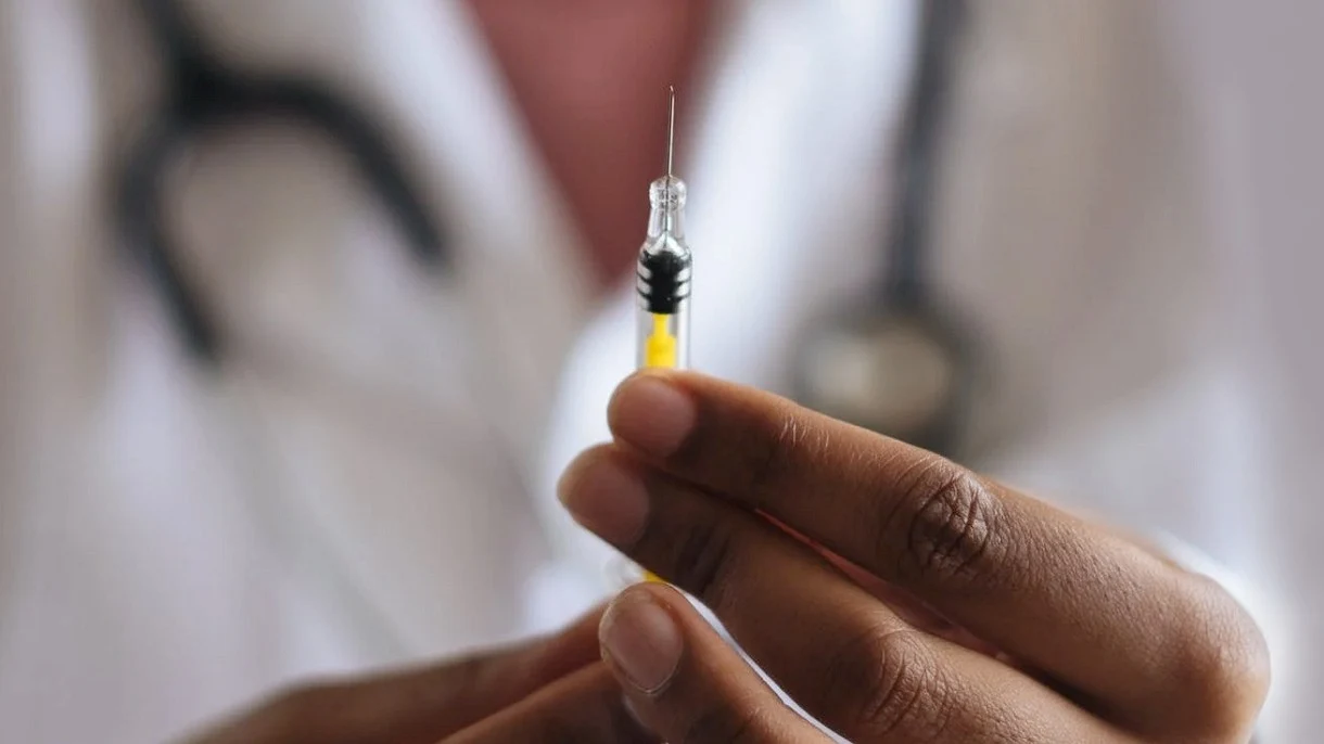 Zaszczepiliście się w pełni? Nie liczcie na to, że ominą Was kwarantanny Zaszczepiliście się w pełni? Nie liczcie na to, że ominą Was kwarantanny